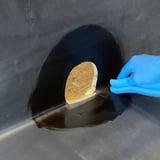 Aanbrengen van lijm op EPDM-folie voor montage van de garantie zijuitloop, detailweergave