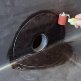 Plaatsing van de garantie zijuitloop, aandrukken van de EPDM-folie met rode roller