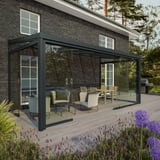 Glazen schuifdeuren voorzijde RAL 7016, breedte 4,90 m, gemonteerd aan een huis, met tuinmeubelen
