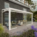 Glazen schuifdeuren voorzijde RAL 9001, breedte 4,90 m, gemonteerd aan een huis met terras