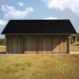 Golfplaat 18/1064 zwart mat op een houten gebouw als dakbedekking