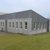 Golfplaat 18/1064, lichtgrijs, als gevelbekleding op een industrieel gebouw