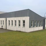 Golfplaat 18/1064, zuiverwit, als gevelbekleding op een industrieel gebouw