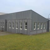 Golfplaat 18/1064, Zilver-Metallic (RAL 9006) als gevelbekleding van een modern gebouw