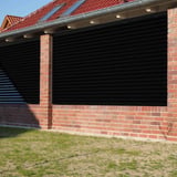 Wandbekleding van golfplaat 18/1064 Gitzwart (RAL 9005) op bakstenen muur