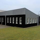 Bedrijfsgebouw met golfplaat 18/1064 Gitzwart (RAL 9005) als gevelbekleding