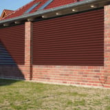 Golfplaat 18/1064 aluminium Roodbruin als gevelbekleding op een huis met bakstenen muur
