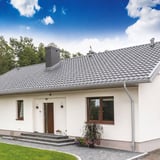 Huis met complete dakgootsysteem inclusief rinnenablauf van staal in zilver-metallic (RAL 9006)