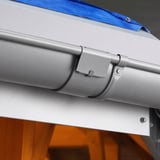 Gemonteerde dakgootverbinder van staal, grijs aluminiumkleurig (RAL9007) aan een dakgoot
