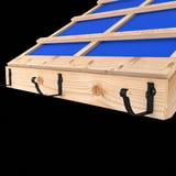 Twee gitzwarte konsolgoothouders gemonteerd op een houten dakconstructie met blauwe folie