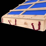 Kersrode gootbeugels gemonteerd op een houten dakconstructie met blauwe folie