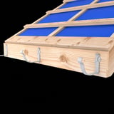 Drie zilver-metallic konsolgoothouders gemonteerd op een houten dakconstructie