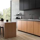 Toepassingsvoorbeeld: moderne keuken met houten kasten en betonnen muur