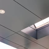 Toepassingsvoorbeeld: plafondbekleding met grijze platen en geintegreerde verlichting