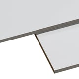 Detailaanzicht van de rand van een 6 mm HPL plaat, lichtgrijs, met donkere kern