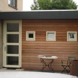 HPL platen 8 mm Antracietgrijs als dakrandbekleding boven een houten gevel