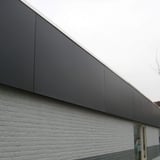 HPL platen 8 mm betonlook, Scobalit, als dakrandbekleding boven een bakstenen muur