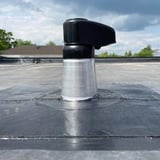 Kabeldoorvoer DACHPROTECT, aluminium, zwart en zilver-metallic, gemonteerd op een plat dak