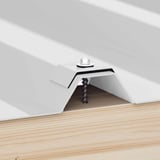 Kalot van aluminium, lichtgrijs RAL 7035, gemonteerd op damwandplaat met schroef in houten onderconstructie