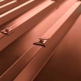 Kalotten profiel 20/1100 aluminium koperbruin RAL 8004 gemonteerd op damwandplaat, detail