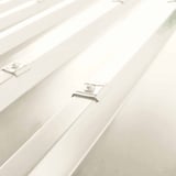 Gemonteerde kalotten profiel 20/1100 aluminium zuiverwit RAL 9010 op dakplaten