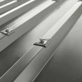 Meerdere kalotten profiel 20/1100 van aluminium in RAL9007 gemonteerd op damwandplaat
