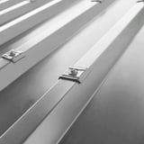 Rij kalotten profiel 33/500 Zilver-Metallic op damwandplaat gemonteerd, detailaanzicht