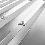 Gemonteerde kalotten profiel 45/1000 aluminium lichtgrijs RAL 7035 op damwandplaat
