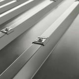 Meerdere kalotten profiel 45/1000 van aluminiumkleurig aluminium (RAL9007) op damwandplaat