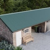 Groene profielplaten ReWell 94/34 gemonteerd op het dak van een garage
