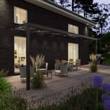 LED verlichting starterset, geintegreerd in een aluminium terrasoverkapping, 's avonds verlicht