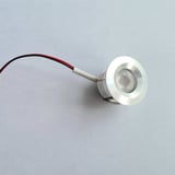 Detail van een enkele ronde LED lamp van blank aluminium, uitgeschakeld