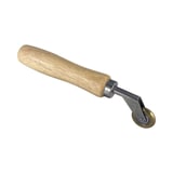 Metalen hoekroller met houten handvat, blank metalen frame en goudkleurig rolwiel, licht schuin