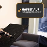 Montagelijm Turbo wordt op een zwarte plaat aangebracht, op de achtergrond een woonkamer, tekst Hecht op bijna alle