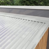 Wandafwerking lichtgrijs RAL 7035 gemonteerd op een dak met damwandplaten, detail