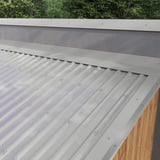 Wandafwerking aluminium Zilver-Metallic op dak van houten schuur gemonteerd, close-up