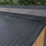 Wandafwerking Antracietgrijs op het dak van een aanbouw, van bovenaf gezien