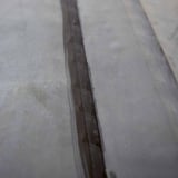 Detail van een verlijmde naad met zwarte EPDM naadband 0,75 mm