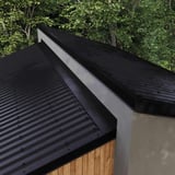 Lessenaarsdak nokafsluiting Gitzwart RAL 9005 gemonteerd op een lessenaarsdak met damwandplaten