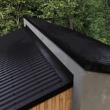 Lessenaarsdak nokafsluiting Gitzwart RAL 9005 op een lessenaarsdak met damwandplaten, detailweergave