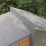 Lessenaarsdakafsluiting van aluminium in RAL9007 op een lessenaarsdak met houten bekleding