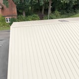 Dakoverzicht met Zuiverwit (RAL 9010) damwandplaat en bijpassend nokstuk