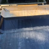 Geplaatste EPDM-dakfolie met DACHPROTECT BlueTek oppervlaklijm op een houten constructie
