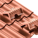 Klimsteun Type 1 Set, koperbruin (RAL 8004) verzinkt staal, gemonteerd op dakpanprofiel, schroeven zichtbaar