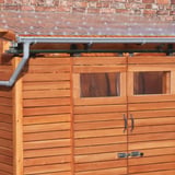 Verlegde heldere PET damwandplaten 76/18 als dakbedekking op een houten tuinhuis