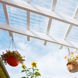 Heldere PET golfplaten 76/18 als terrasoverkapping op witte houtconstructie