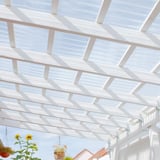 Heldere PET golfplaten 76/18 als terrasoverkapping, totaalbeeld