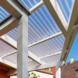 Gelegde heldere polycarbonaat damwandplaten 1,30 mm als terrasdak op houten constructie