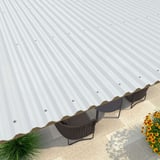 Geplaatste opale polycarbonaat damwandplaat 76/18 als terrasoverkapping met schroeven