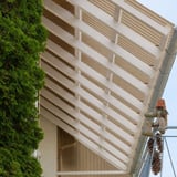 Polycarbonaat damwandplaten 76/18 brons als dakbedekking op een terrasoverkapping